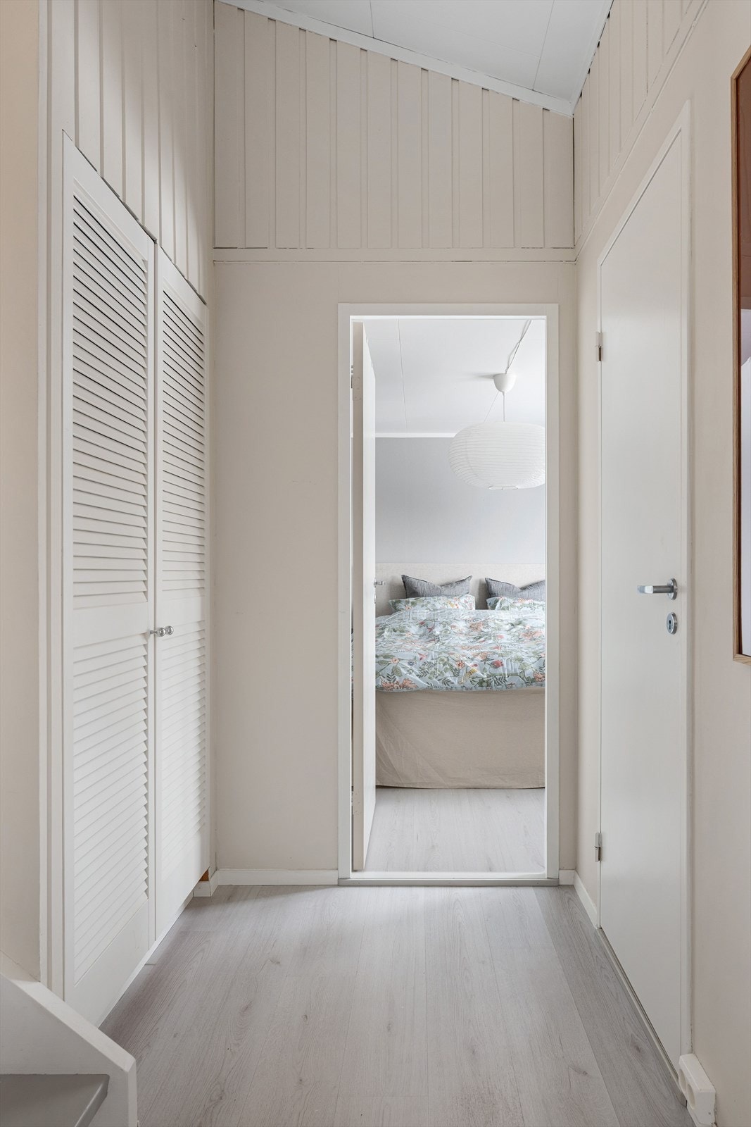 Detalj - Stor garderobe i gang mot soverom. Galleribilde