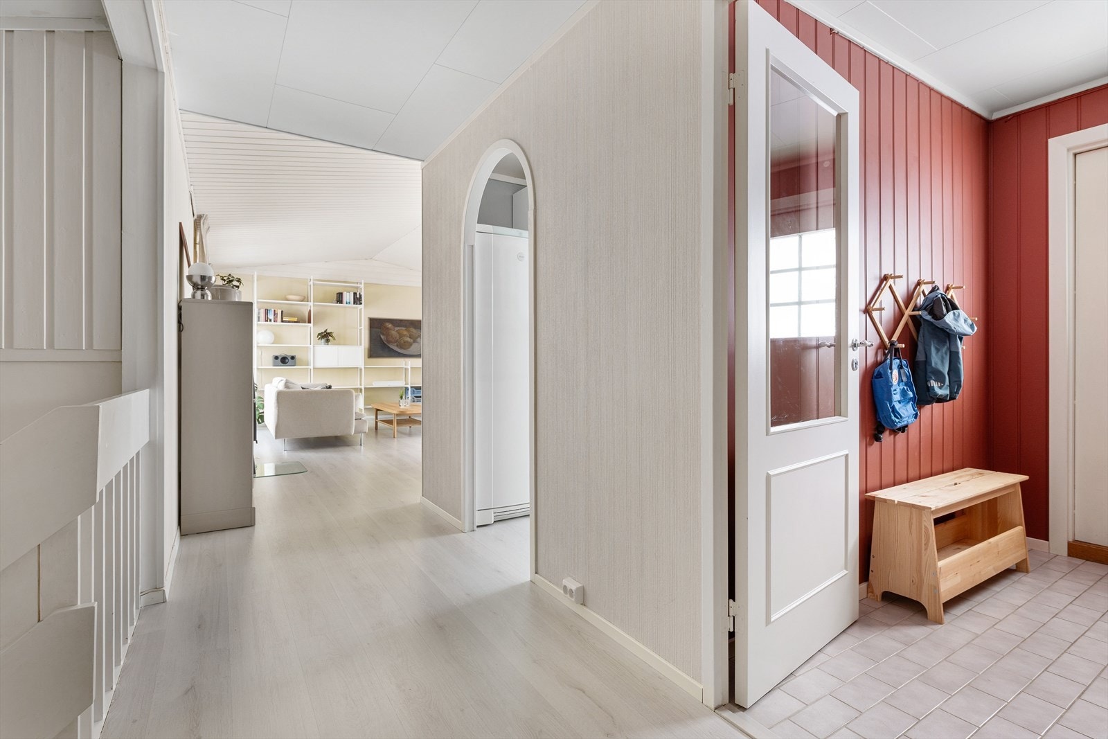 Velkommen inn - Fra entre kommer man inn i en romslig gang. Galleribilde