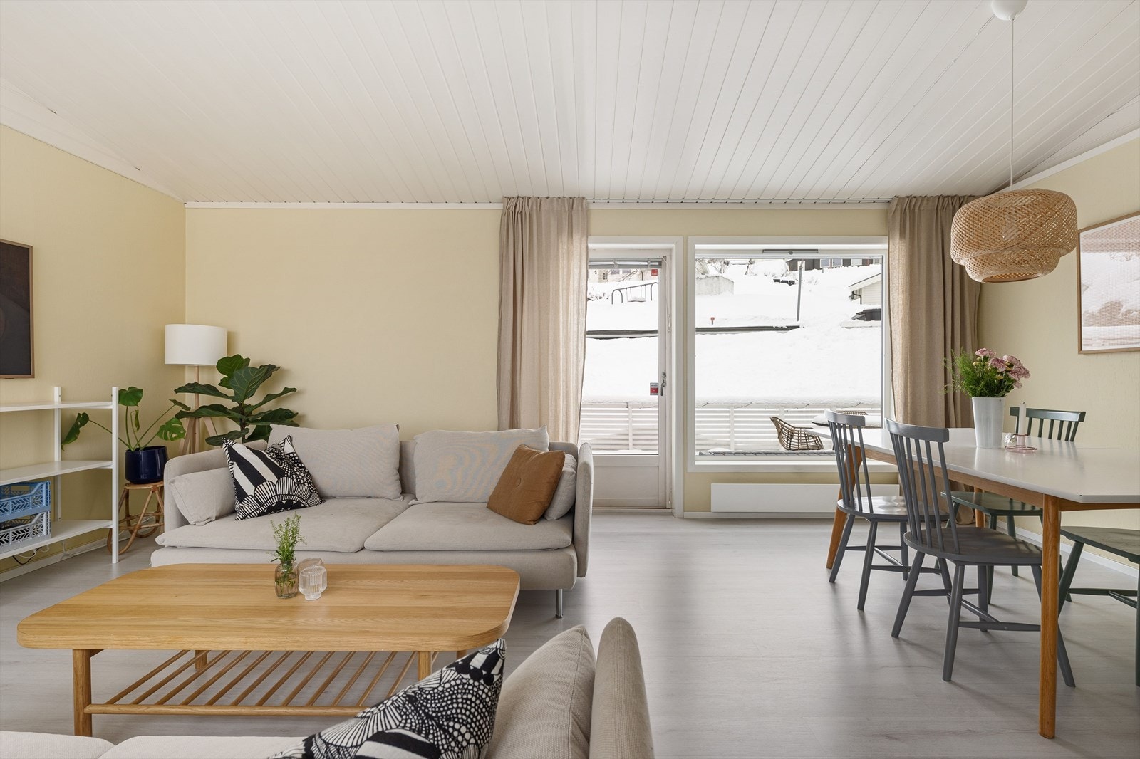Det er utgang til balkong mot Mjøsa og terrasse/hage på motsatt side. Galleribilde