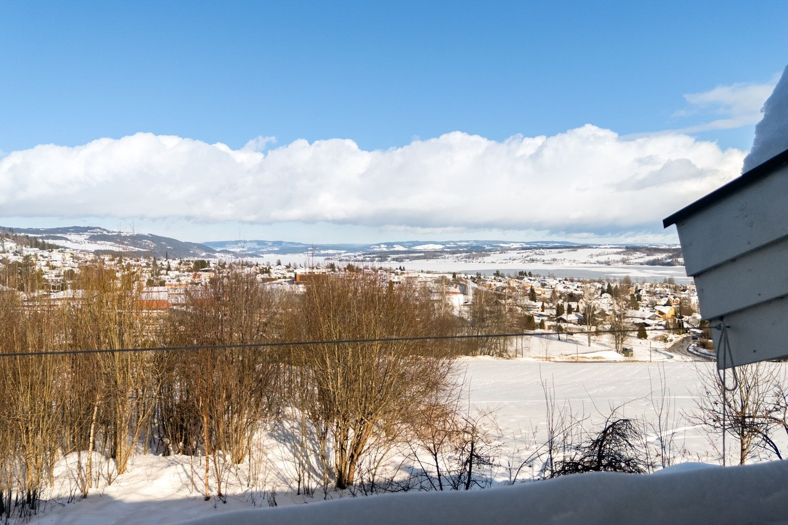Boligen grenser mot friområde og har fantastisk utsikt mot Mjøsa og byen. Galleribilde