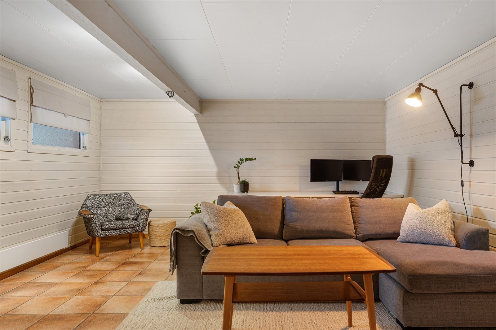 Rommet kan fint deles i flere soner - Her med hjemmekontor og sofaområde. Galleribilde