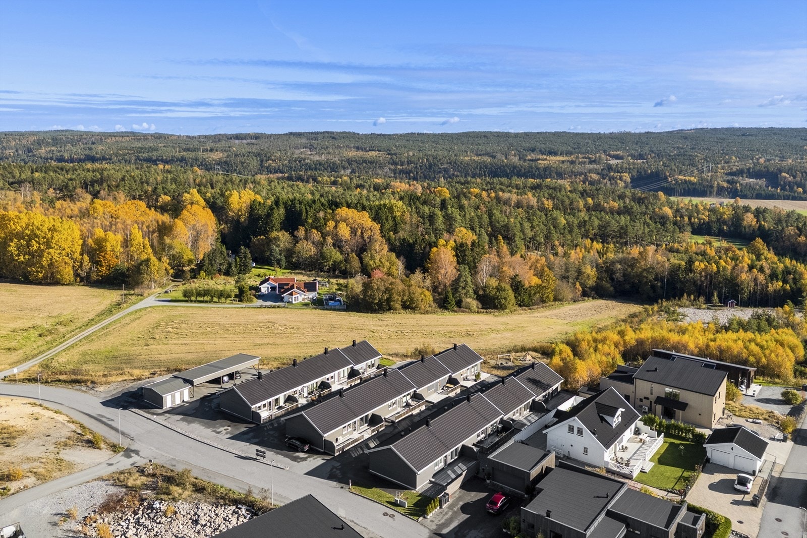 Brattås er et nyetablert, høyt og fritt beliggende boligfelt bestående av eneboliger og småhusbebyggelse. Boligfeltet ligger ca. 4 km fra Halden sentrum og ligger på et høydedrag med gode solforhold og med naturen tett på Galleribilde
