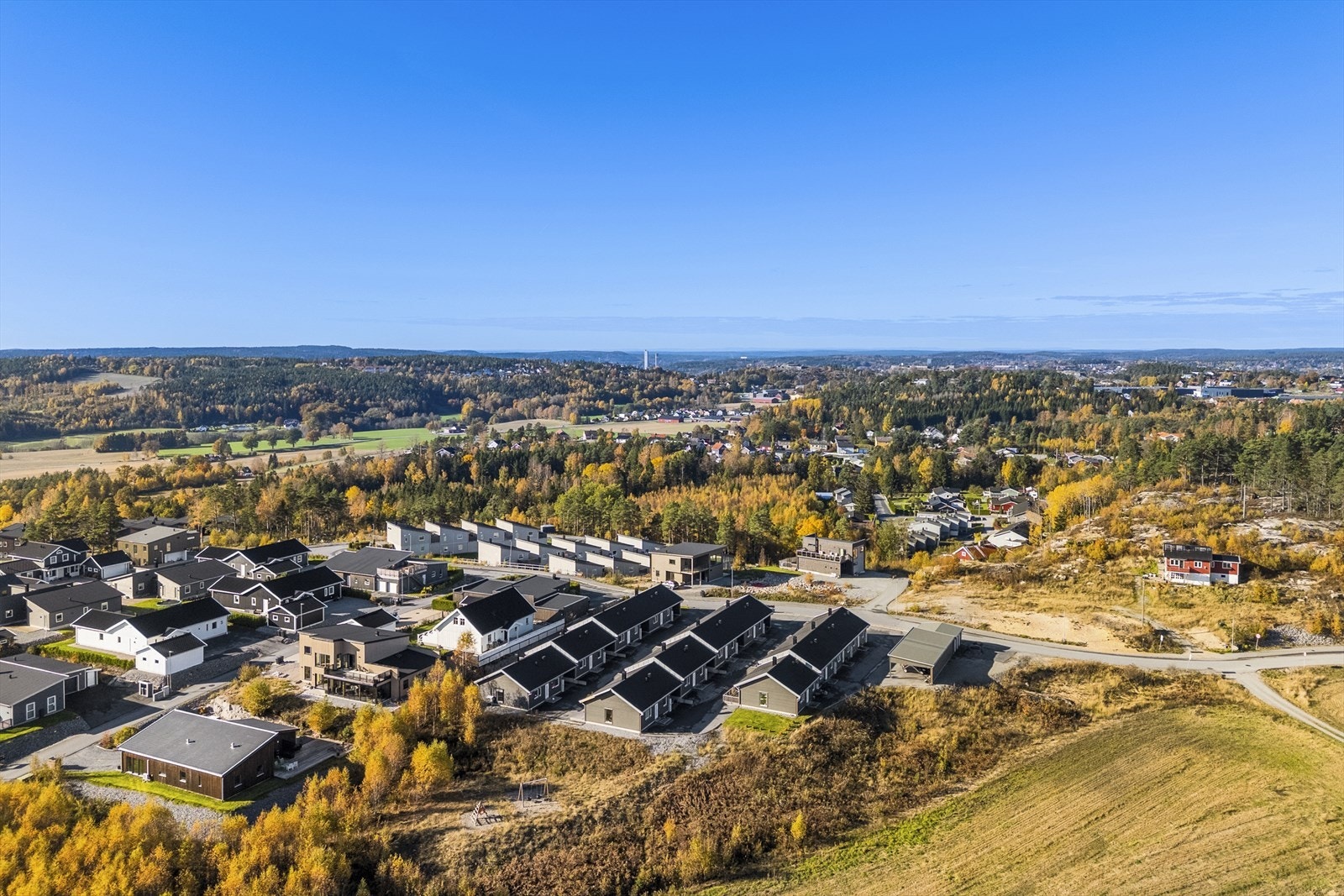Området ligger mellom Måstad og Vold skog og det er kort vei ned til Risum med flere dagligvarebutikker, Kongeveien barneskole, Risum ungdomsskole, Flotte Fredriksten festning med diverse konserter og kulturarrangementer og Halden golfklubbs golfbane Galleribilde