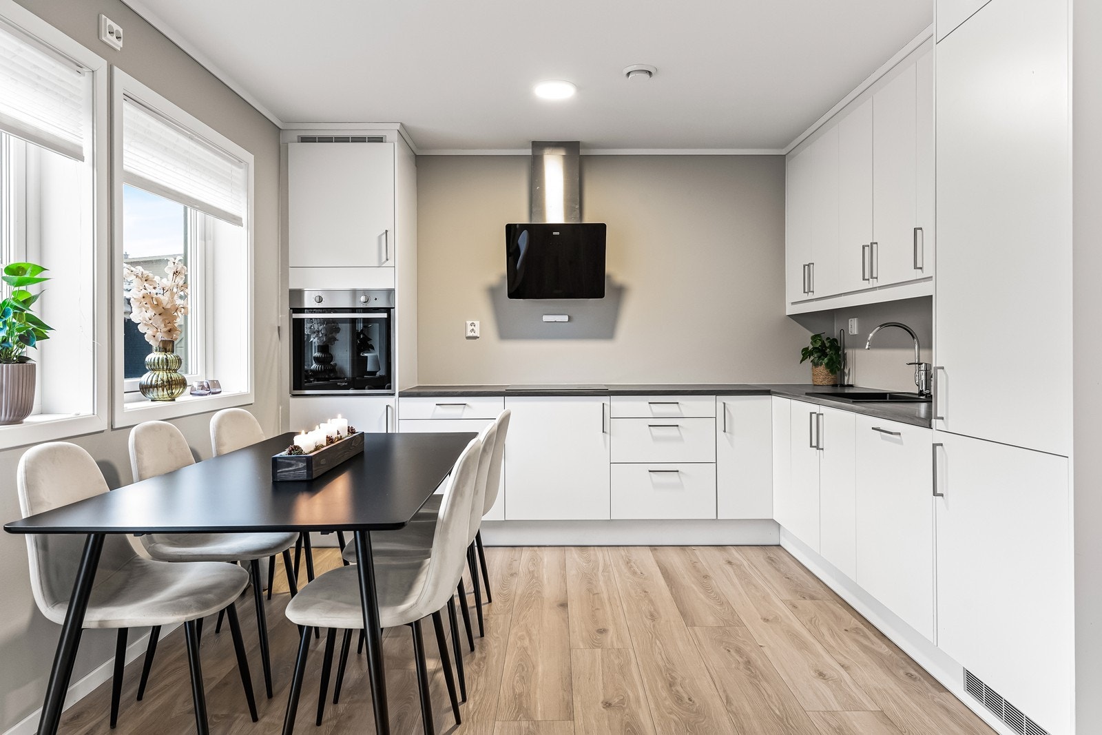 Kjøkken med enstavs laminatgulv og malte gipsvegger. Kjøkkeninnredning fra Mesterkjøkken med integrerte hvitevarer fra Whirlpool. Kjøkkenventilator fra Franke. Kjøkkenservant i kompositt. Komfyrvakt og automatisk vannstoppekran Galleribilde