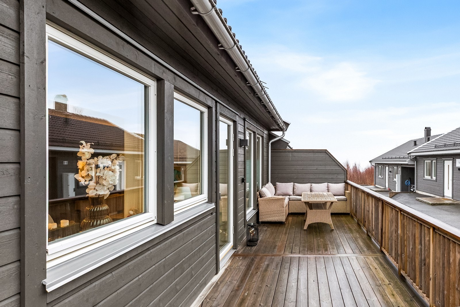 Fra stue er det utgang til stor sydvestvendt terrasse på 21 kvm Galleribilde