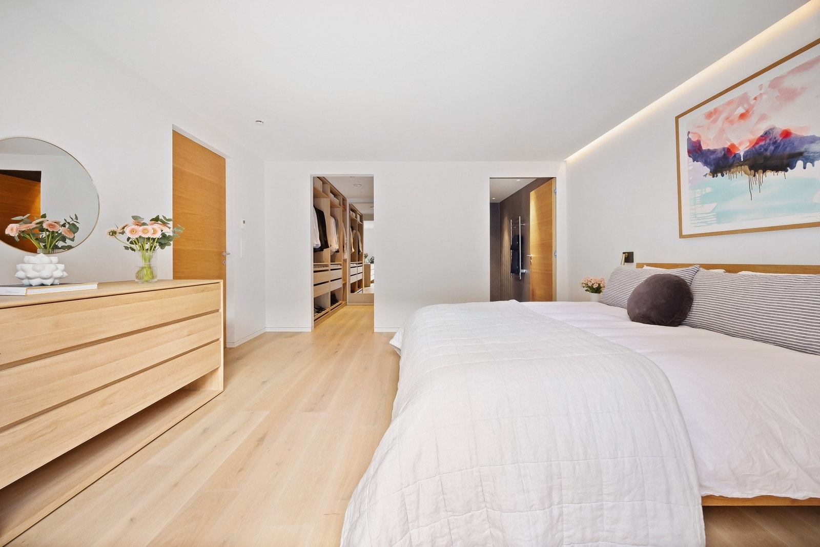 Hovedsoverom med "suite" følelse, bad og walk in closet med utgang til terrasse Galleribilde