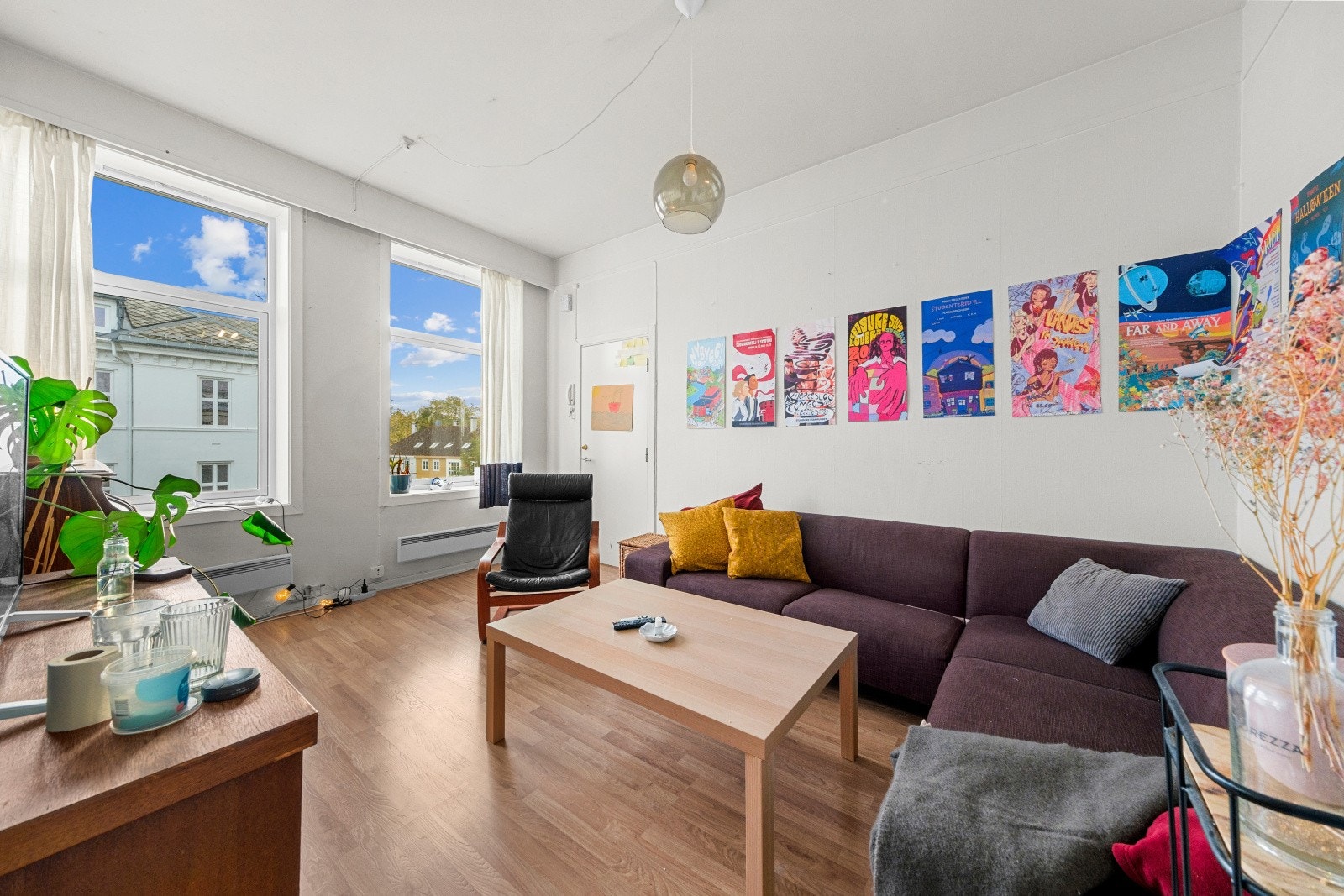 Stor og lys stue. Ekstra takhøyde gir enda bedre opplevelse Galleribilde