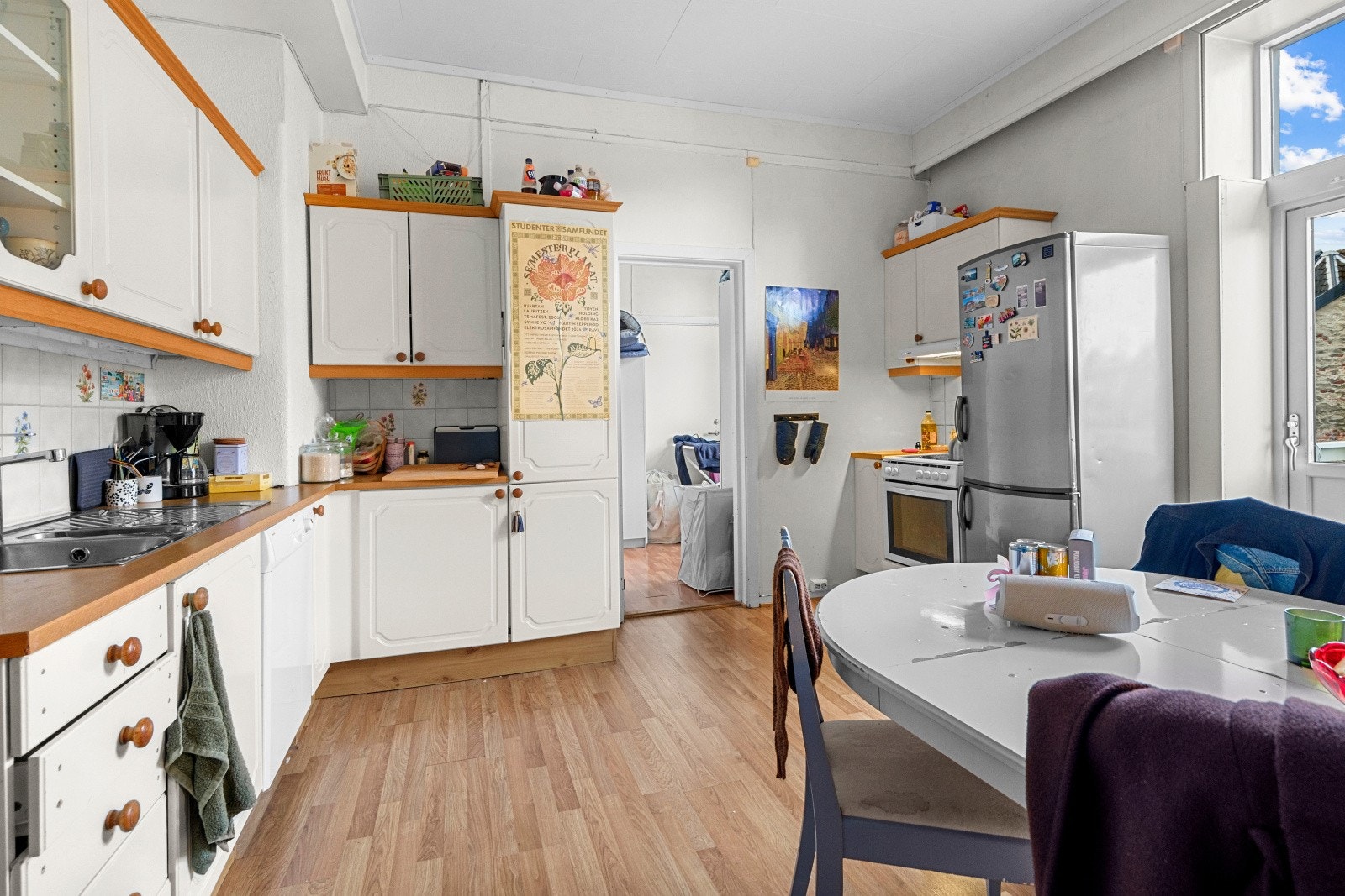 Stort og trivelig kjøkken. God spiseplass og trivelige middager Galleribilde