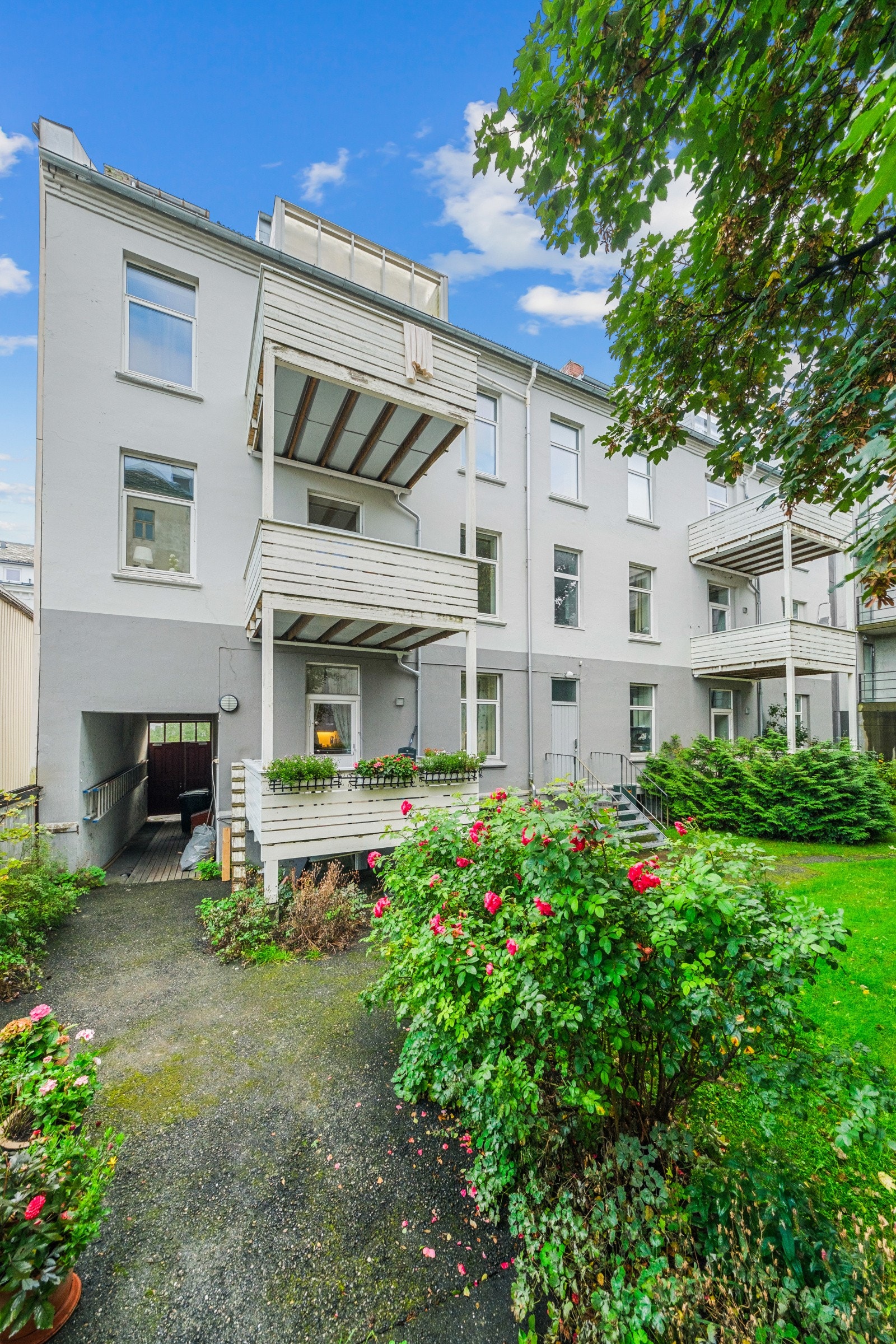 Bakgården. Låsbar med sykkelbod også med lås Galleribilde