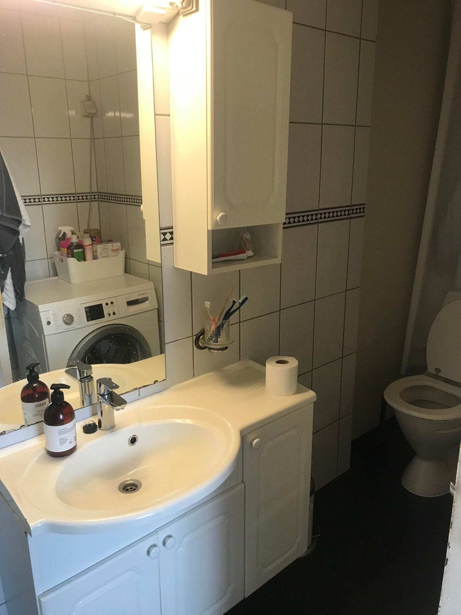 Eget bad med toalett og vaskemaskin Galleribilde