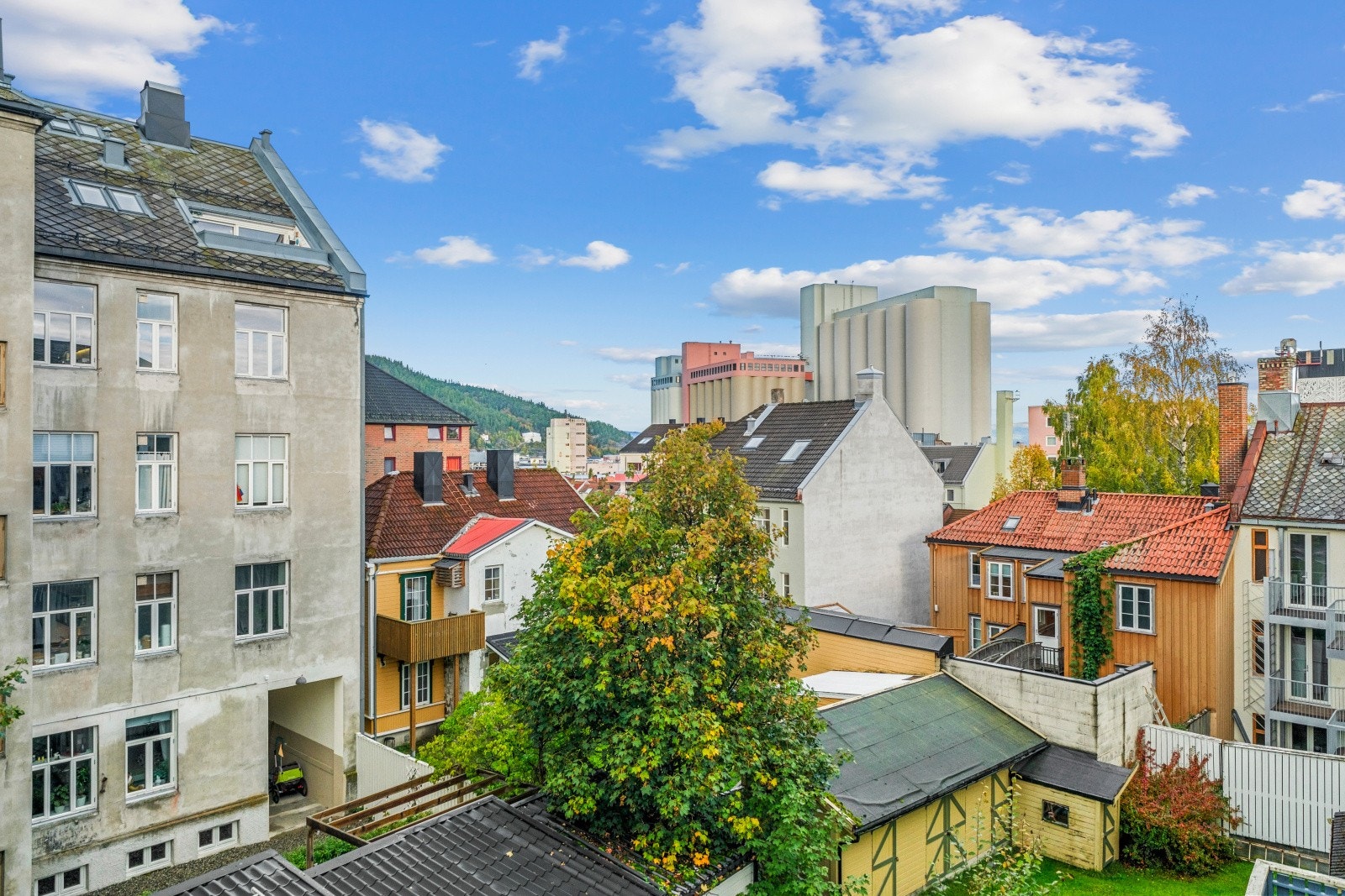 Utsikt fra Balkong mot bakgården og Ilsvikøra Galleribilde