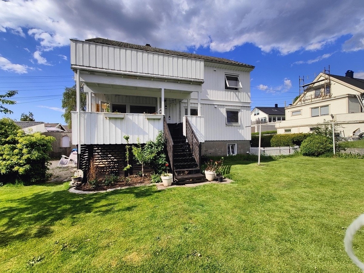 Hage (deles med 2 etg) Galleribilde