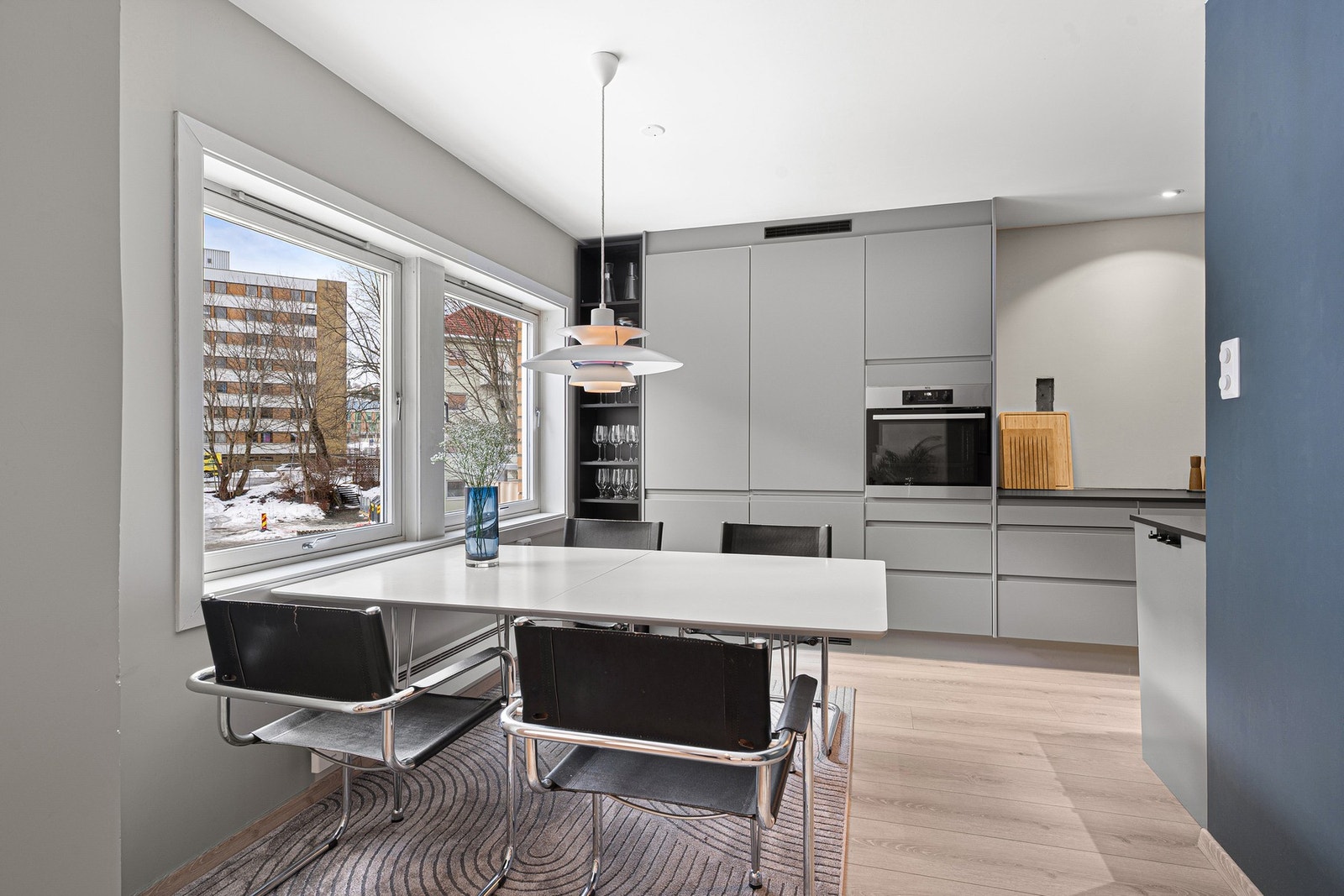 Spisebordet finner sin naturlige plassering ved kjøkkensone. Galleribilde