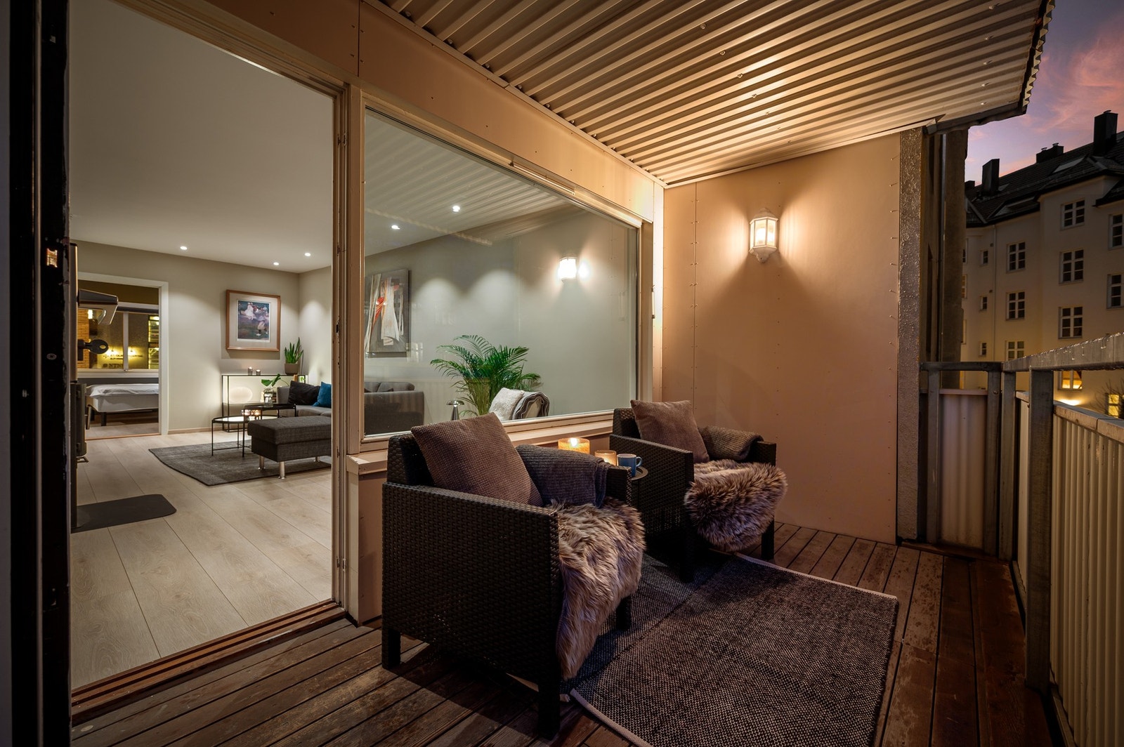 Stor balkong med god plass til hyggelig sittegruppe. Galleribilde