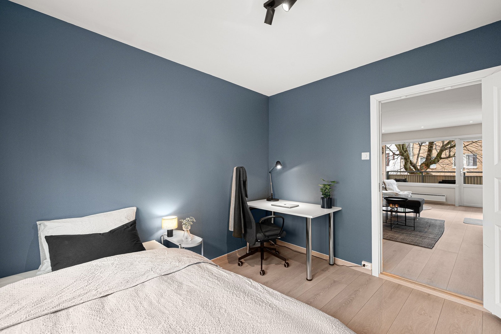 God plass til seng, garderobe og kontorpult Galleribilde