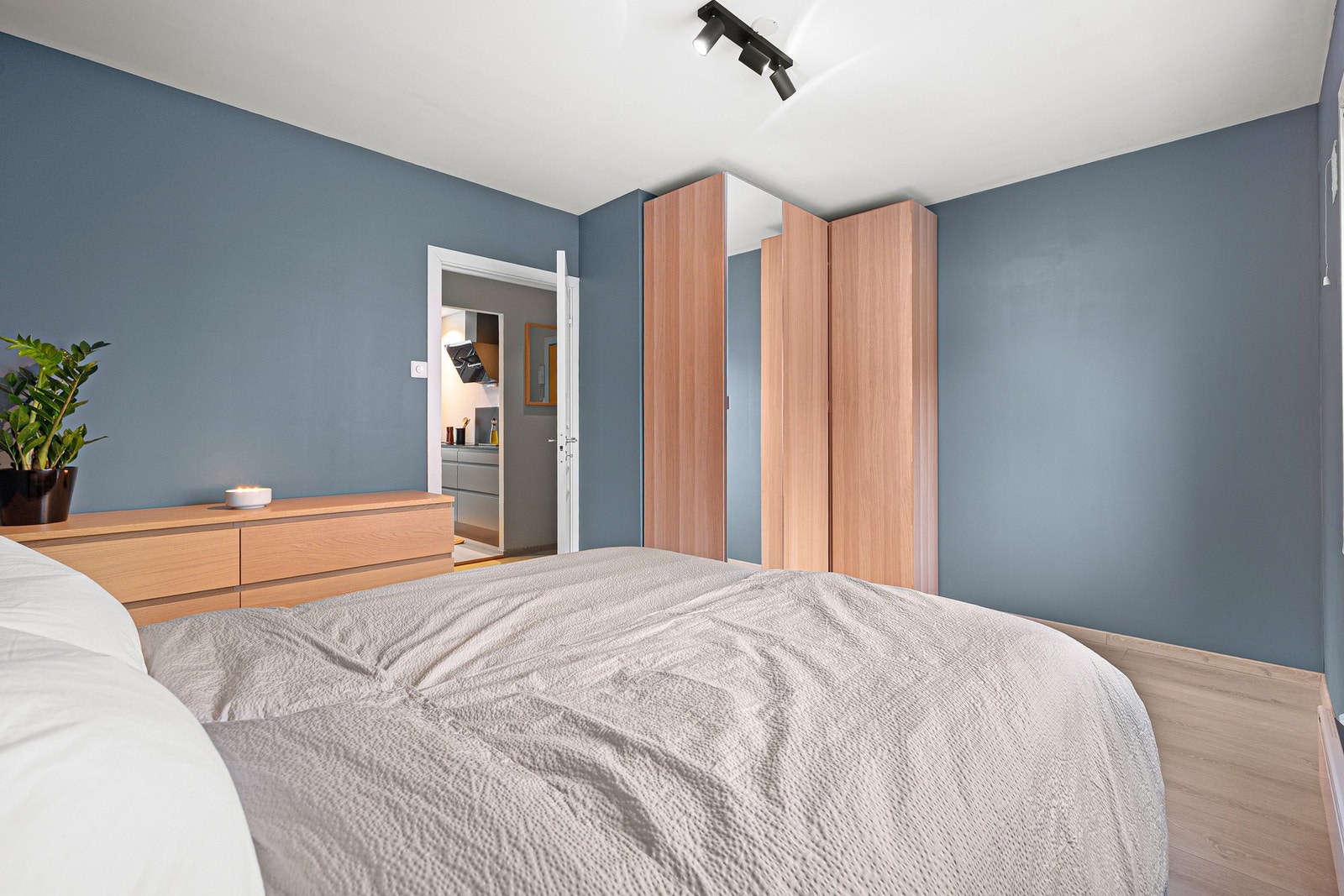 God plass til seng, garderobe og kontorpult Galleribilde