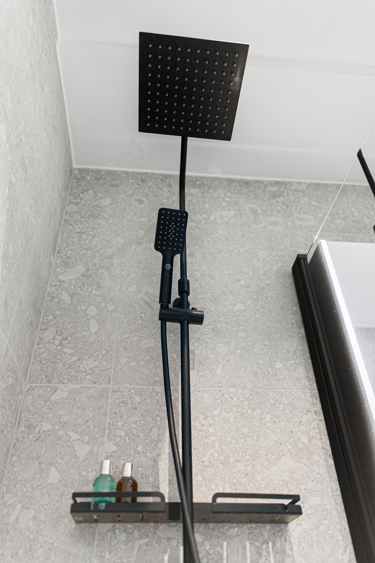 Dusjsone med regndusj. Galleribilde