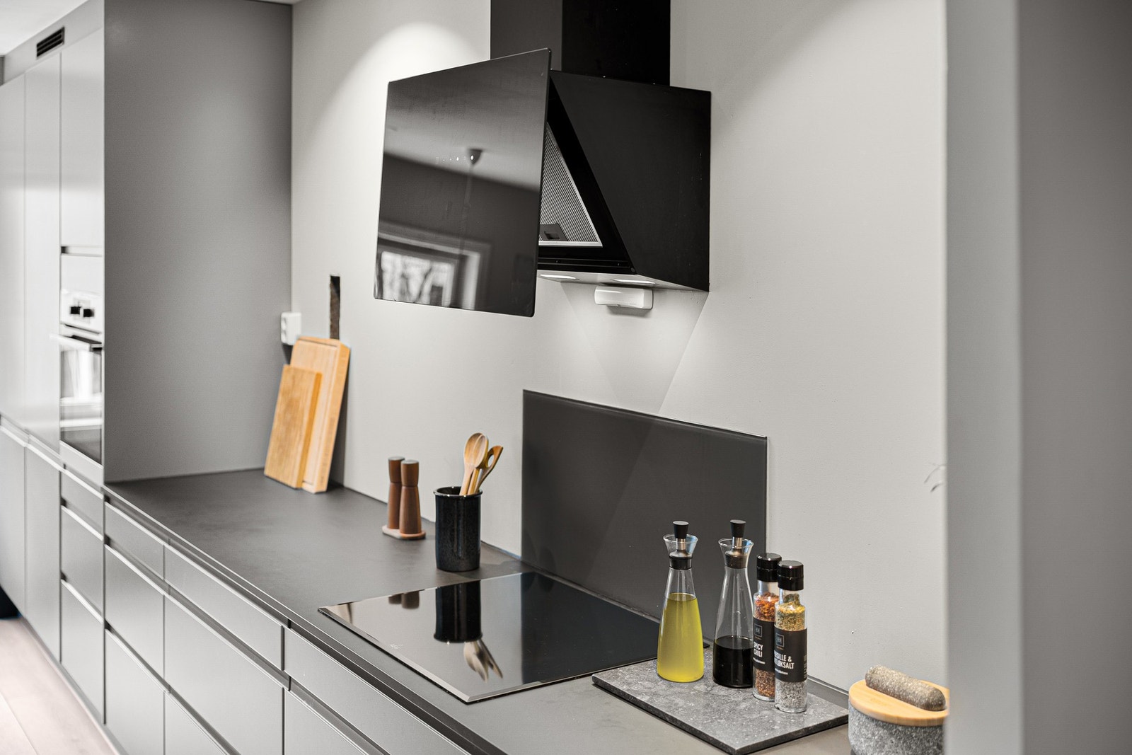 Kjøkkenet har integrert platetopp, stekeovn, oppvaskmaskin og kjøl/fryseskap Galleribilde