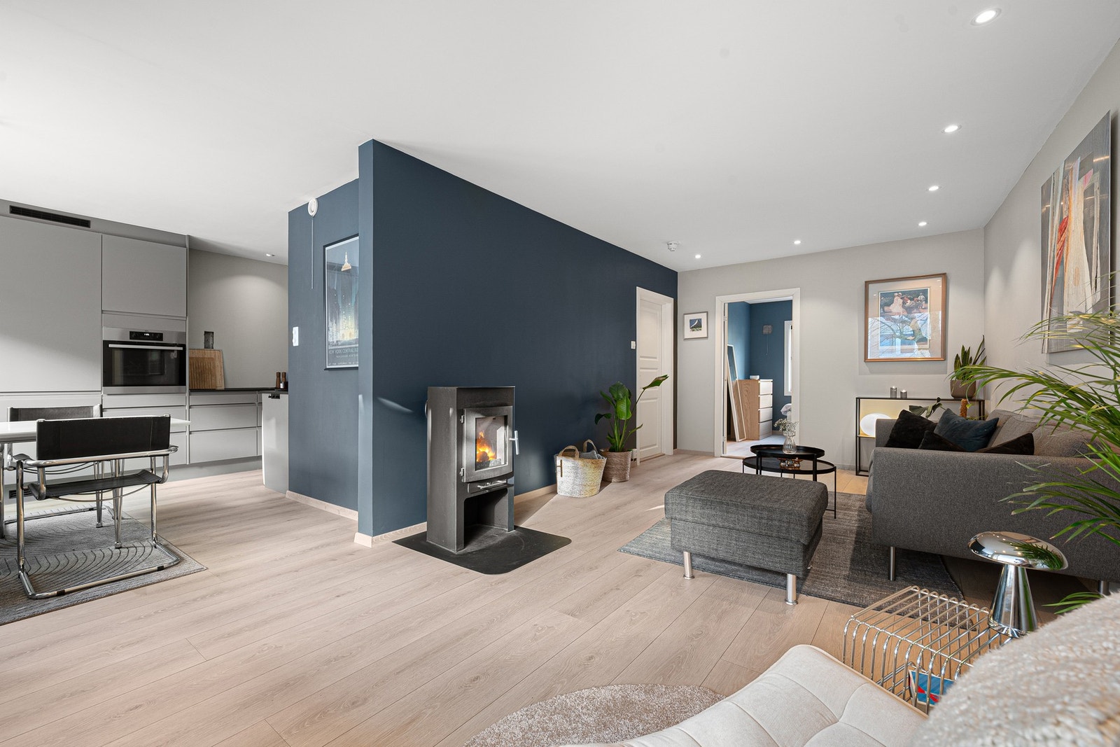 Naturlig skille mellom stue og kjøkken som gir flere soner i leiligheten. Galleribilde