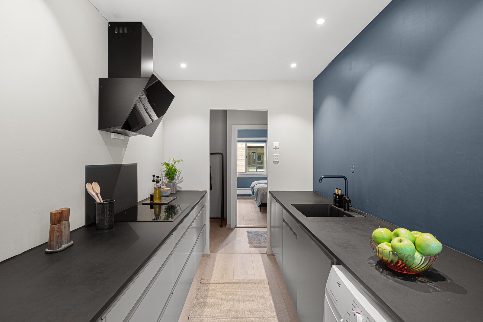 Kjøkkenet har god plass til oppbevaring og matlaging. Galleribilde