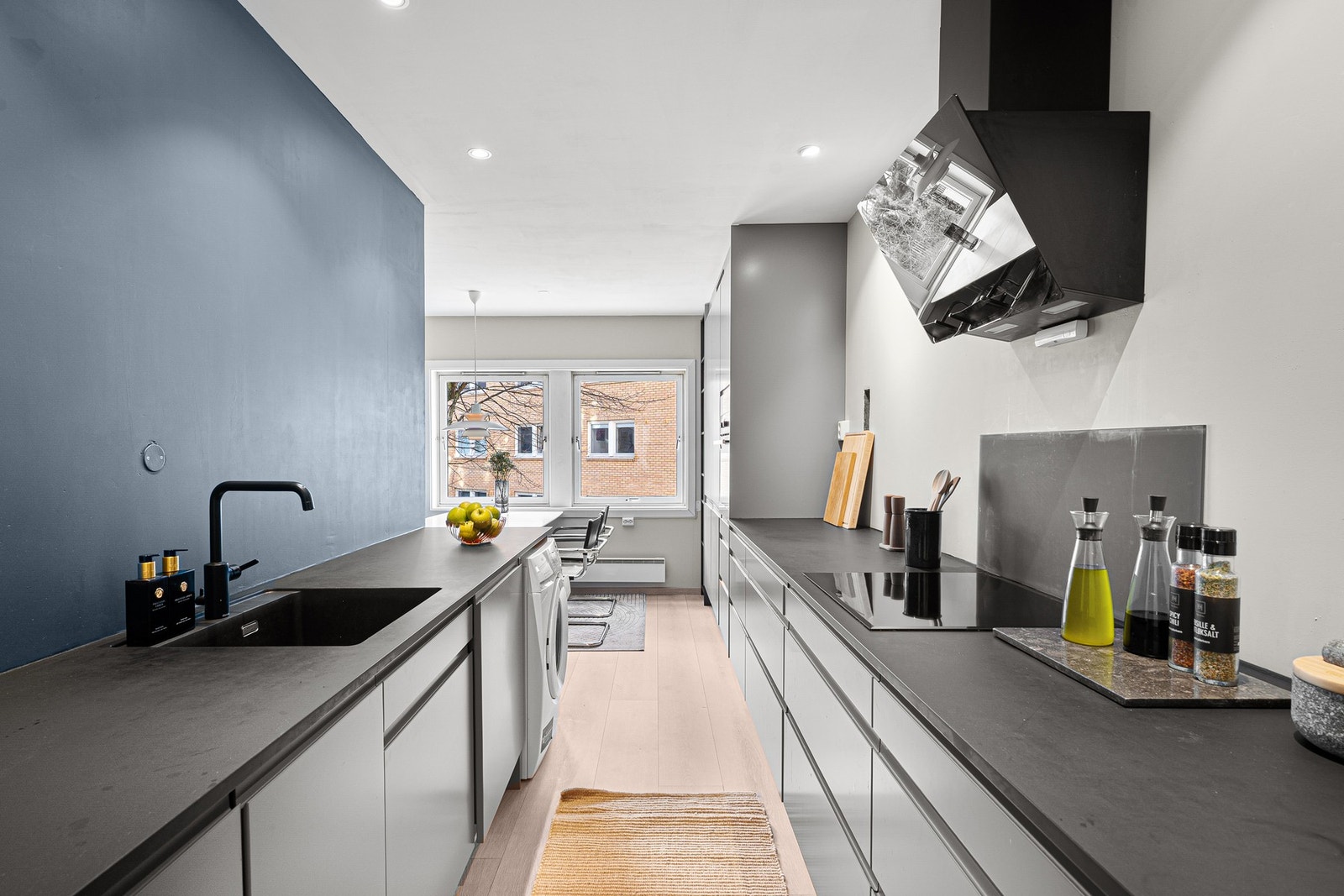 Kjøkkenet er i stilrene materialvalg og fine fargetoner Galleribilde