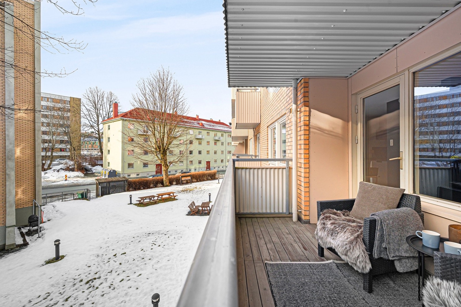 Balkongen er vendt mot felles hageområde for beboerne. Galleribilde