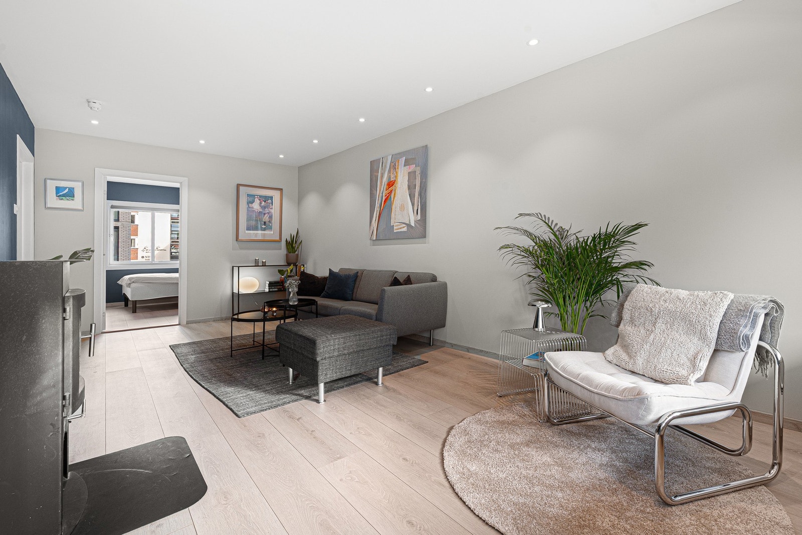 Delikat stue med god plass til stor sofagruppe og TV-sone. Galleribilde