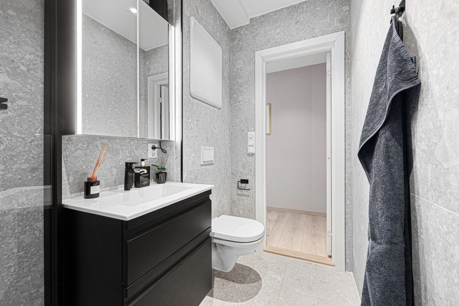 Baderommet har egen dusjsone, servant med underskap og overskap, og vegghengt WC. Galleribilde