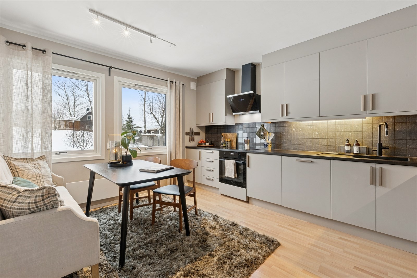 Leiligheten har et stilrent og arealeffektivt kjøkken med god skap- og benkeplass. Galleribilde