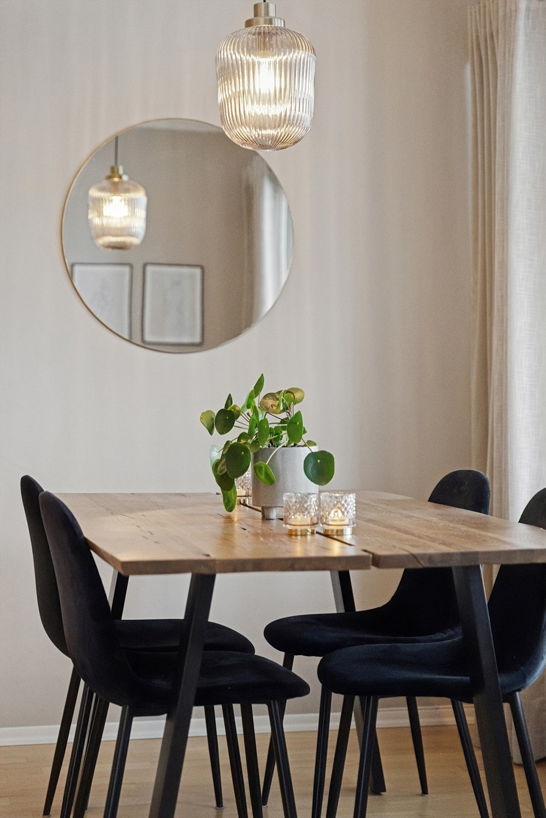 Store vindusflater gir rikelig med naturlig lys til spiseplassen. Galleribilde