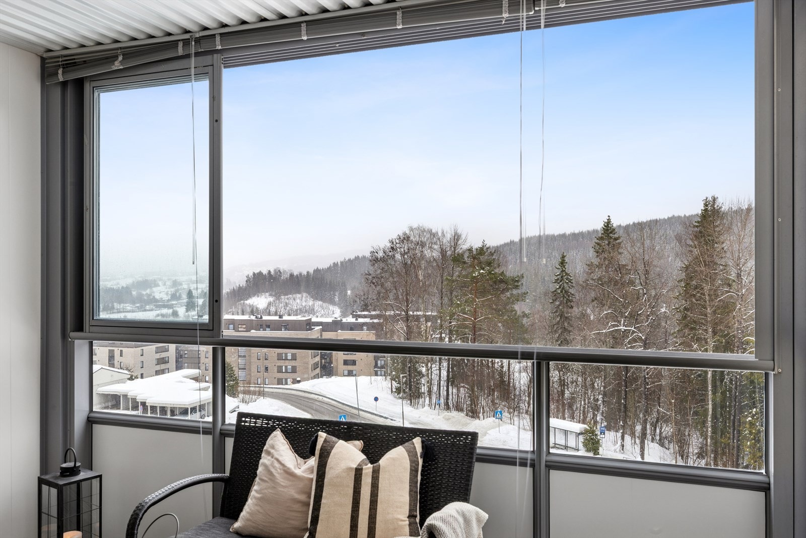 Fra leiligheten er det umiddelbar nærhet til skog og mark med flotte turmuligheter. På denne siden vil du ha solen fra tidlig formiddag til tidlig kveld. Galleribilde