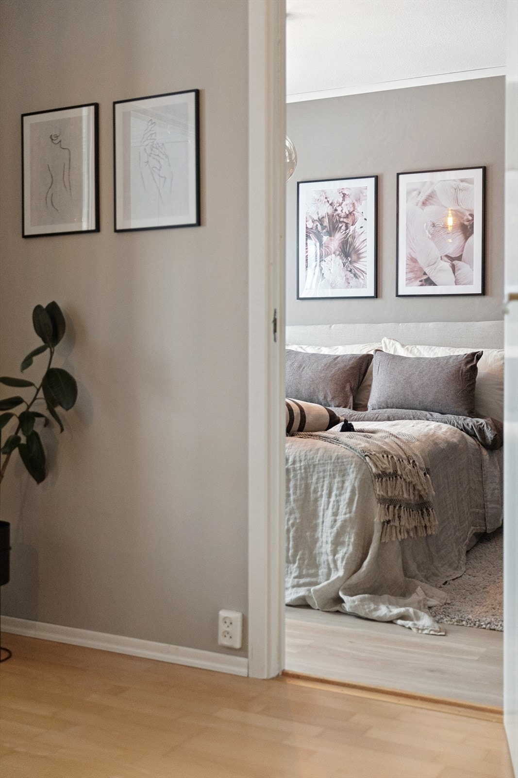 Leilighetens soverom ligger praktisk tilknyttet stuen og badet. Galleribilde