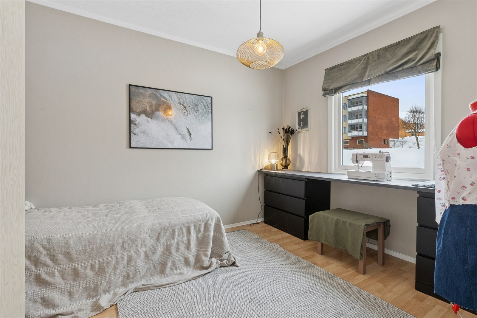 Det andre soverommet egner seg godt som barnerom, gjesterom eller kontor. Den plassbygde pulten følger med. Galleribilde