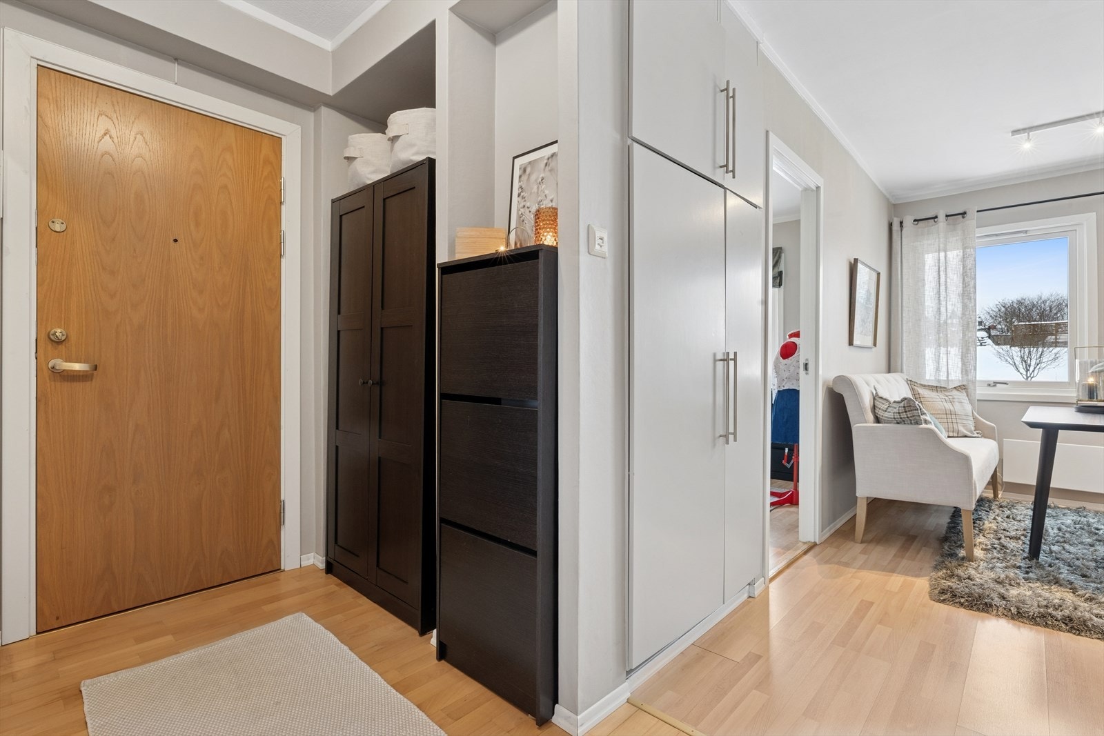 Entréen gir et godt førsteinntrykk og har plass til oppbevaring av yttertøy og sko. Galleribilde