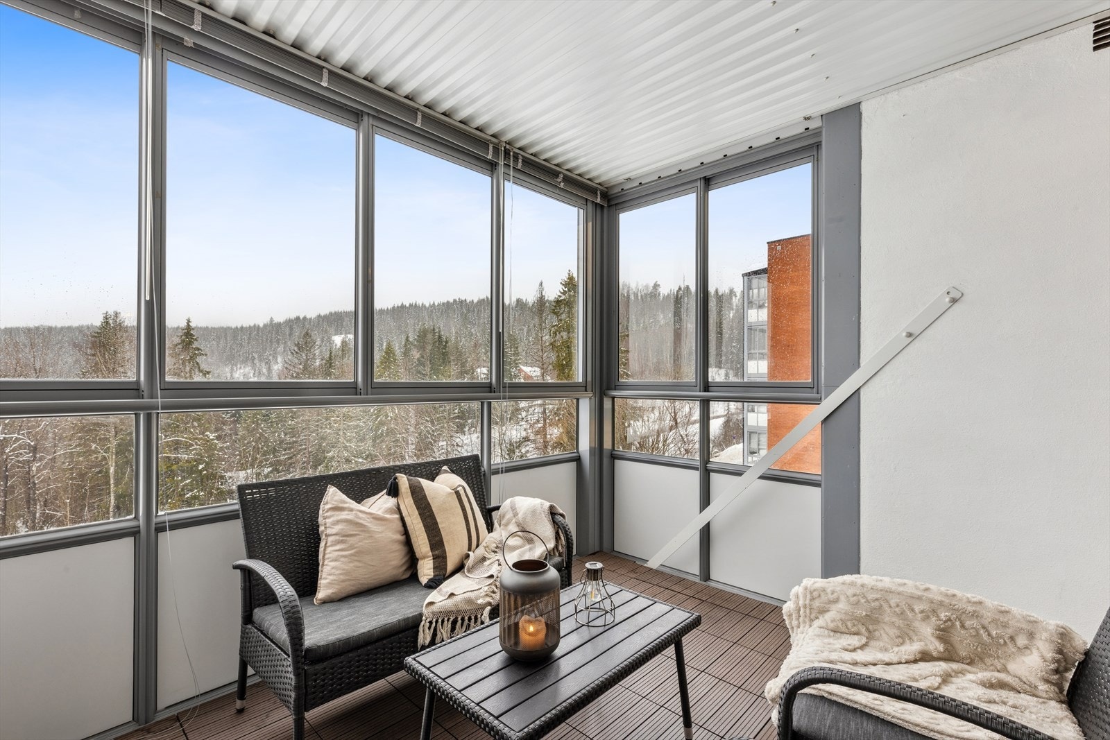 Den innglassede balkongen på ca. 8 kvm fungerer som et ekstra oppholdsrom store deler av året. Galleribilde