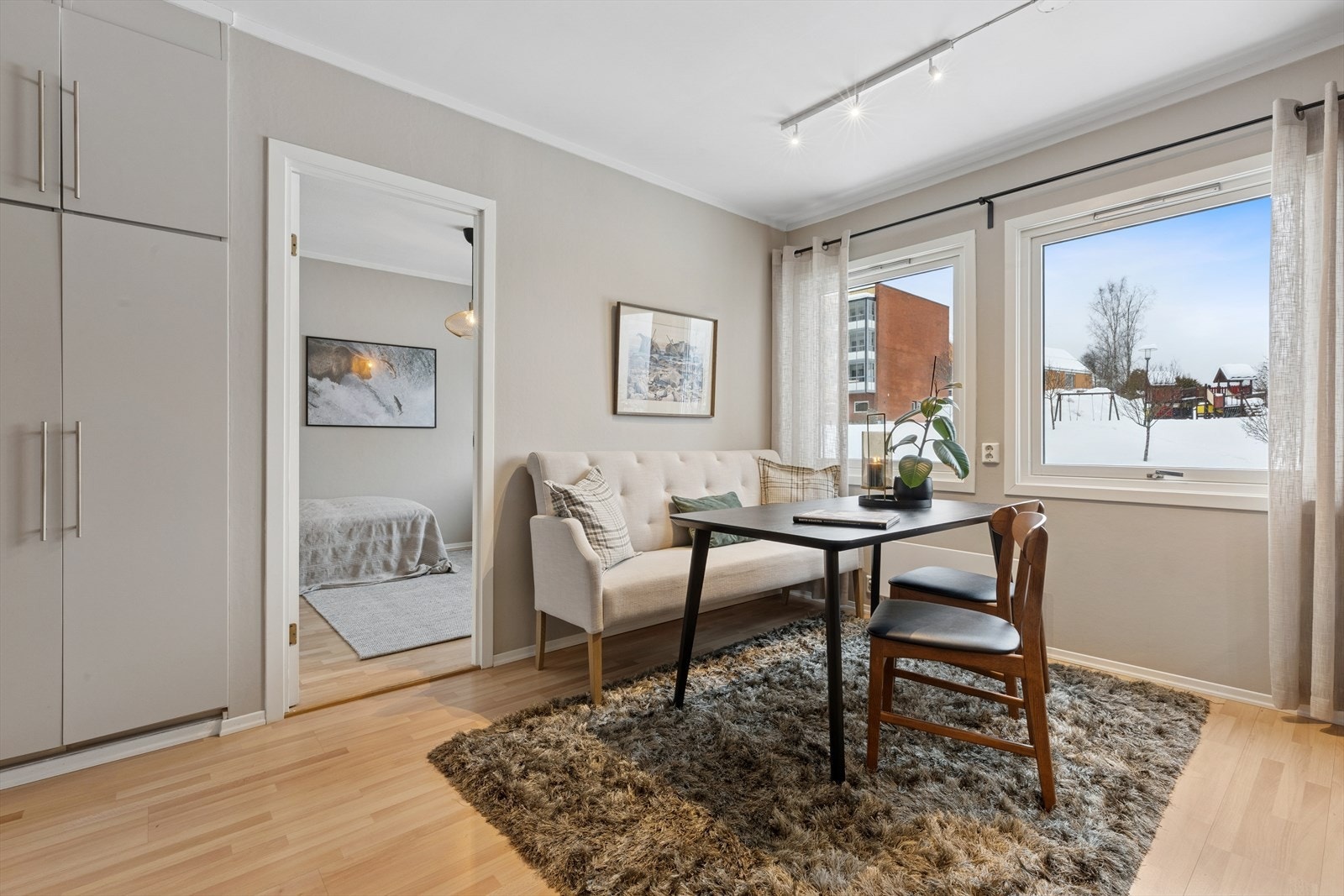 Fra kjøkkenet er det enkel adkomst videre til leilighetens øvrige rom. Galleribilde