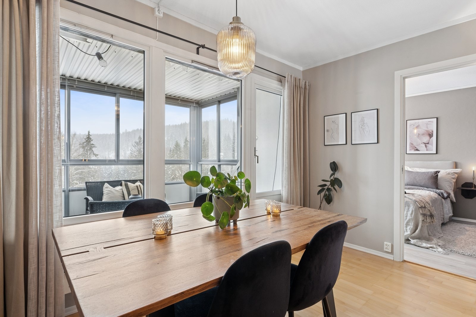 Fra spisestuen er det direkte utgang til den innglassede balkongen. Galleribilde