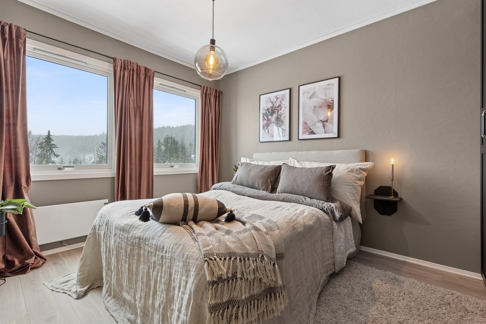 Hovedsoverommet er av god størrelse med plass til dobbeltseng og tilhørende møblement. Galleribilde