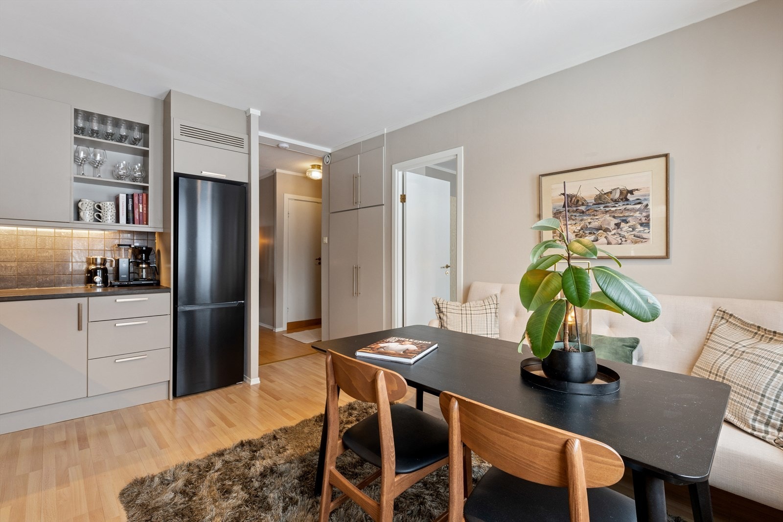 Godt med oppbevaringsplass i høyskap og overskap. I det integrerte skapet har du plass til oppbevaring samt et praktisk tørkeskap. Galleribilde