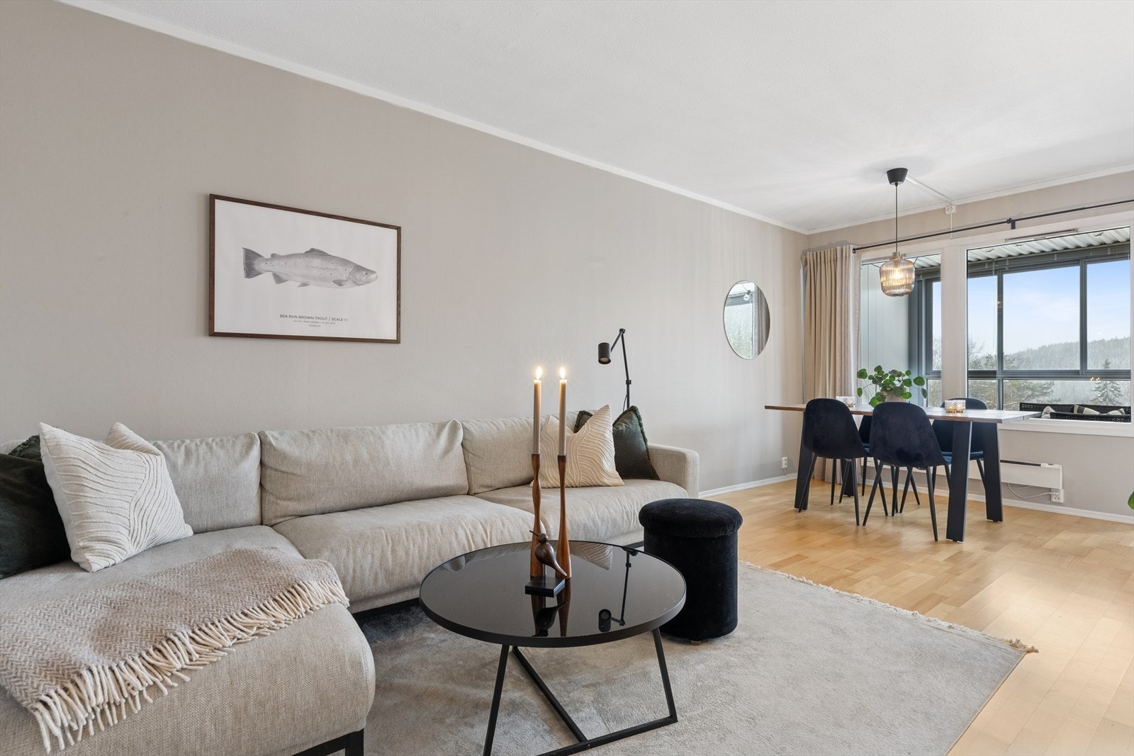 Stuen er romslig og lett å møblere, med plass til både sofagruppe og spisebord. Galleribilde