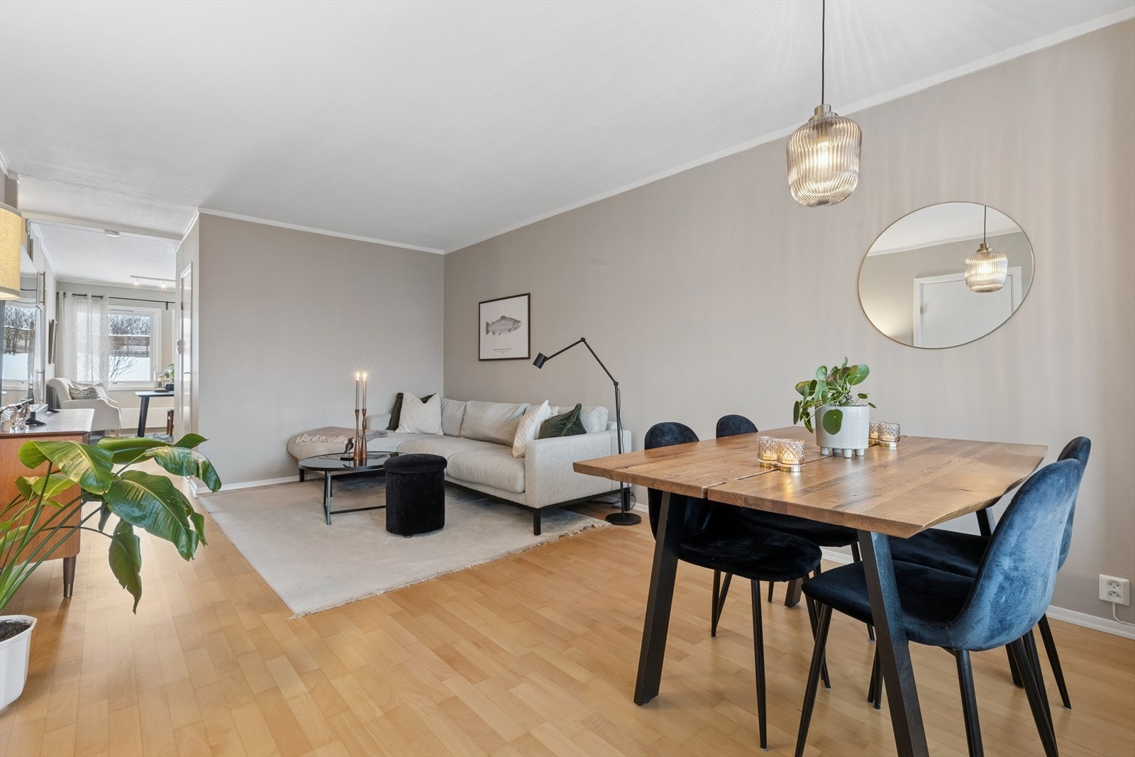 Leiligheten er malt opp i nyere tid og holder en gjennomgående rød tråd. Galleribilde