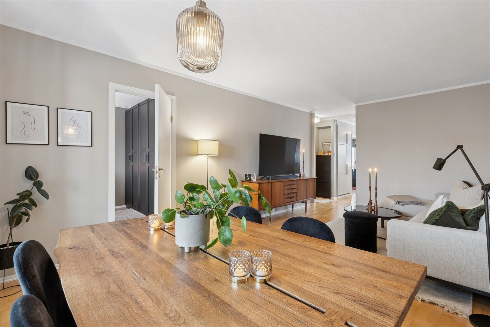 Rommet har en åpen og sosial atmosfære, med en naturlig flyt. Galleribilde