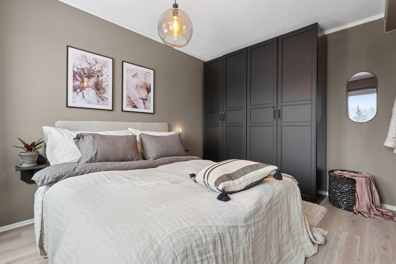 En stor garderobeløsning gir rikelig med oppbevaringsplass. Dette følger selvfølgelig med. Det er lagt nytt gulv i dette rommet. Galleribilde