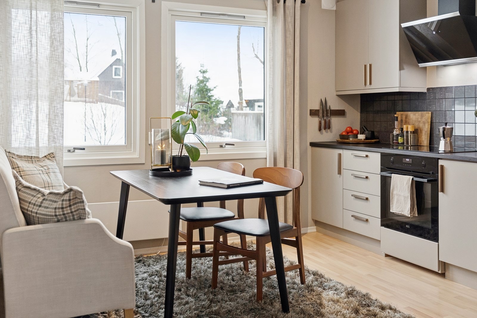 Kjøkkenet har også en egen, hyggelig spiseplass ved vinduet med fin utsikt mot nabolaget. På klarværsdager ser man mot Romeriksåsen. Galleribilde