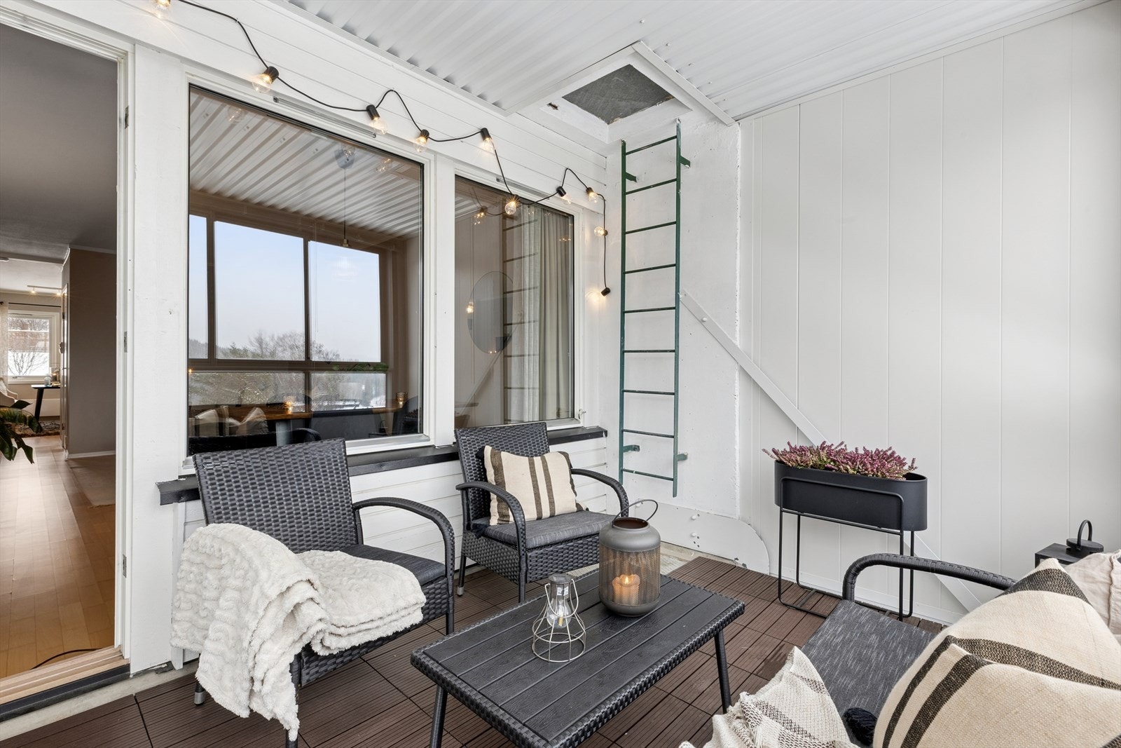 Balkongen har god plass til en hyggelig sittegruppe. Galleribilde