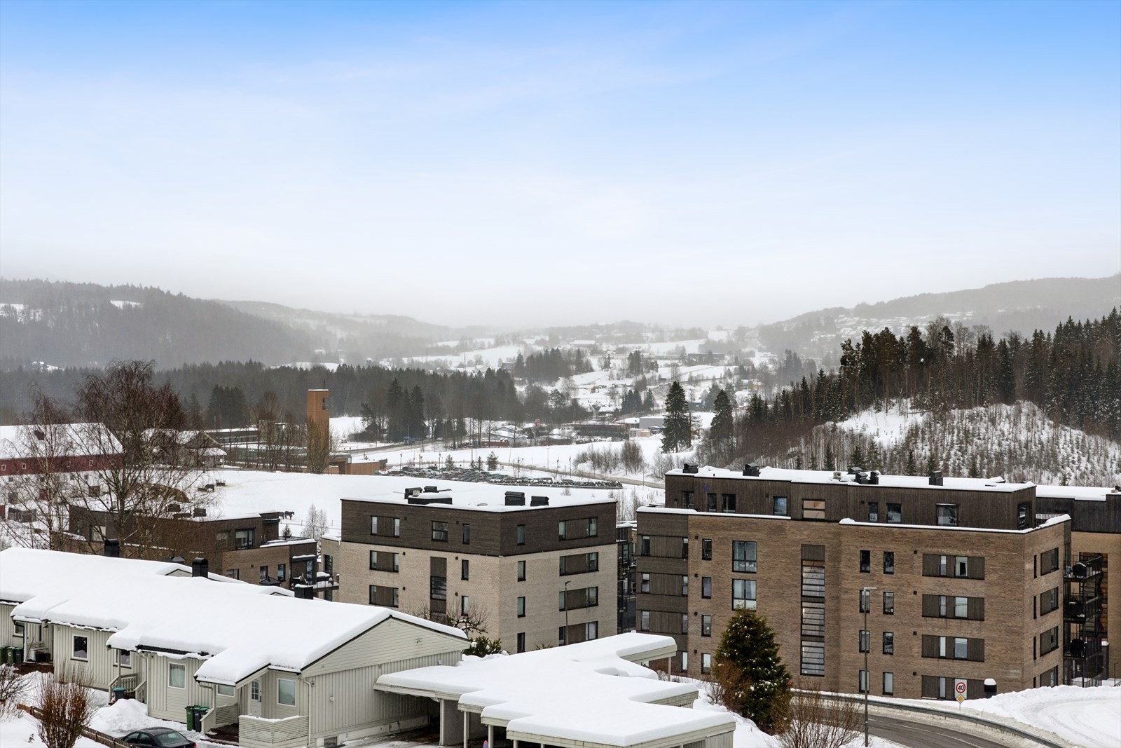 Nærområdet byr på kort vei til både skoler, barnehager, butikker, marka og idrettsanlegg. Utsikten fra terrassen er nydelig og man ser langt på klarværsdager. Galleribilde