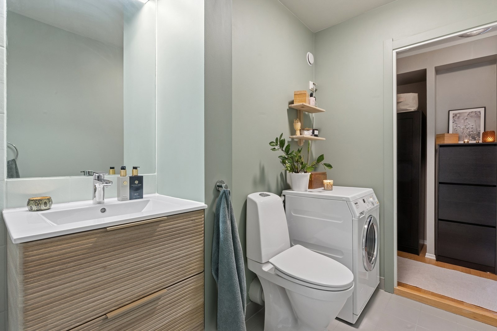 Baderomsinnredning med servant og god oppbevaringsplass i skuffer. Galleribilde