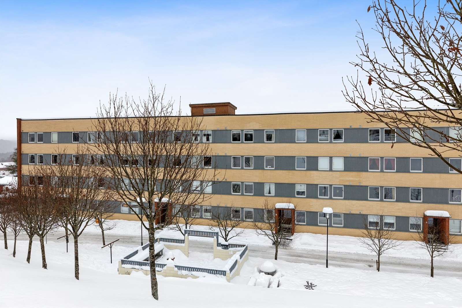 Leiligheten ligger i et veletablert og rolig boligområde i Nygård borettslag. Romslig tomt med lekeplass, grillplasser, gressplen, parkeringsplasser etc. Borettslaget har også etablert et par ladeplasser for elbil. Galleribilde