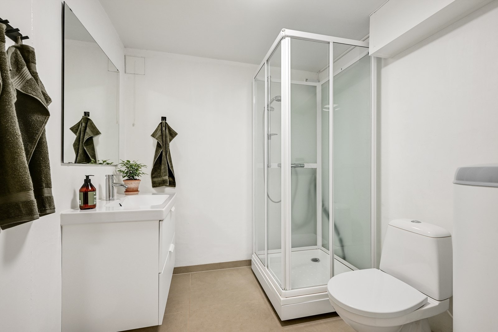 Rom avsatt til bod i kjeller innredet til bad. Galleribilde