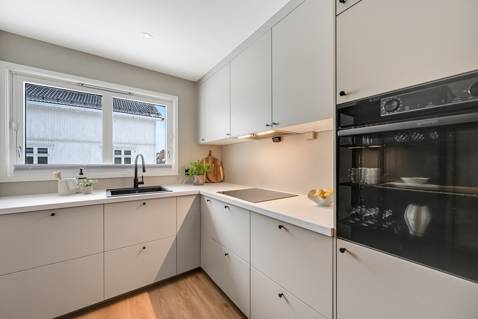 Kjøkkenet har godt med skapplass, og stort vindu over oppvaskbenk som gir godt med dagslys inn i rommet. Galleribilde